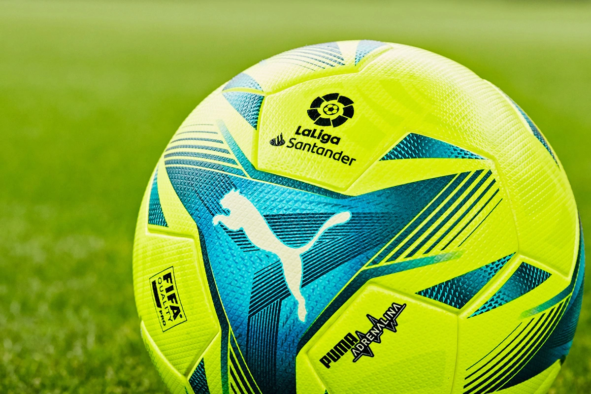 巴萨球迷再次在诺坎普比赛第10分钟集体高喊梅西的名字！（诺坎普第10分钟，巴萨球迷再度齐声呼喊梅西）