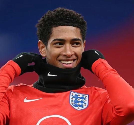 媒体人：今天于汉超将前往教练员培训班报到（媒体人透露：于汉超今日赴教练员培训班报到）