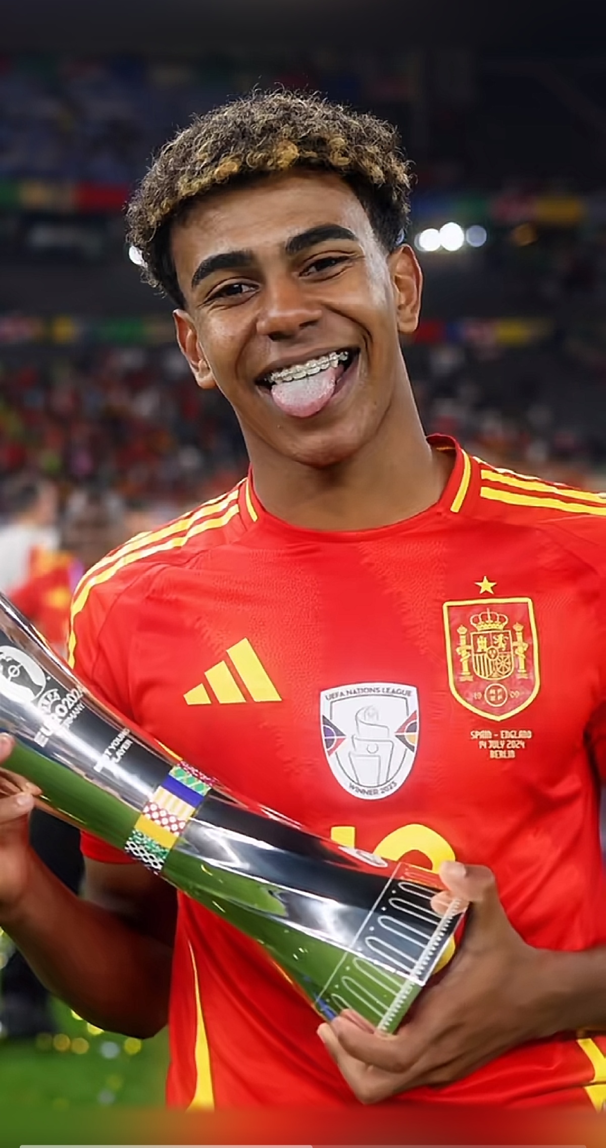 法尔克：纽卡等队曾想引进卡尔，但拜仁抢先与球员完成续约（法尔克：纽卡等队追求卡尔，拜仁率先与其续约）