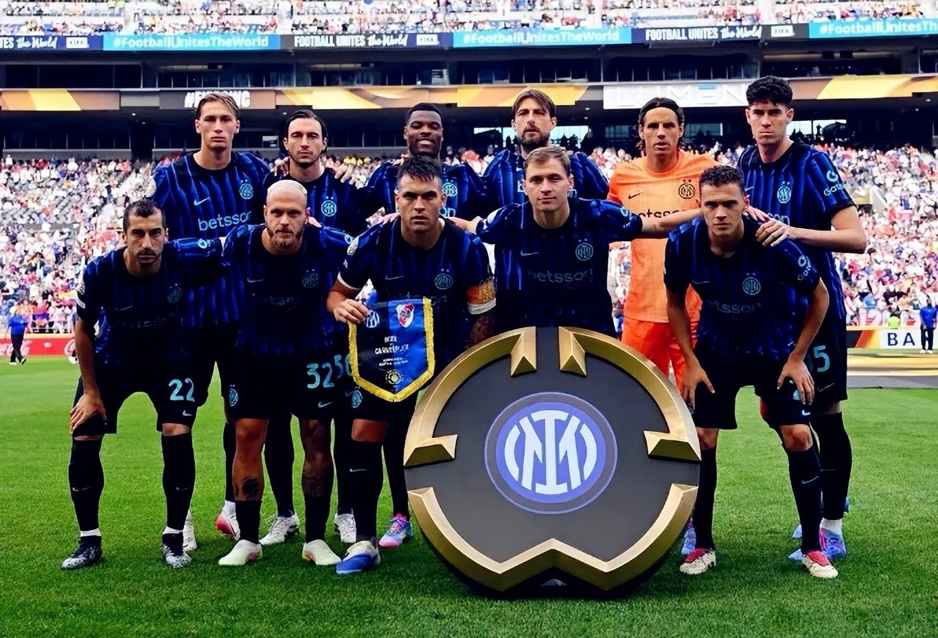 中超赛场争议判罚：VAR判罚引发讨论,（中超判罚风波：VAR介入引发热议）