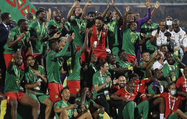 切尔西球员受伤倒地纽卡坚持进攻，马雷斯卡对此质问埃迪·豪（切尔西球员伤退倒地，纽卡仍继续进攻，马雷斯卡为此质疑埃迪·豪）